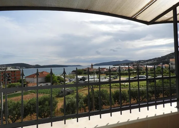 Bilota アパート トロギール